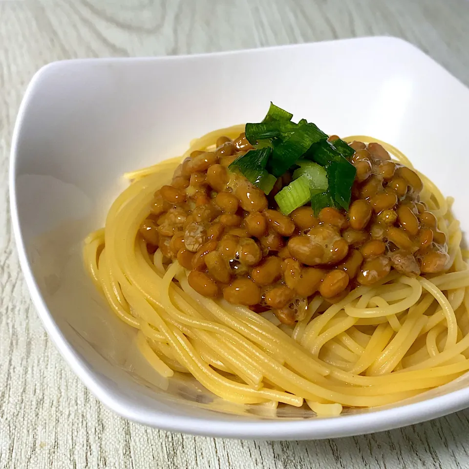 Snapdishの料理写真:納豆とバター醤油パスタ|Johnnanaさん