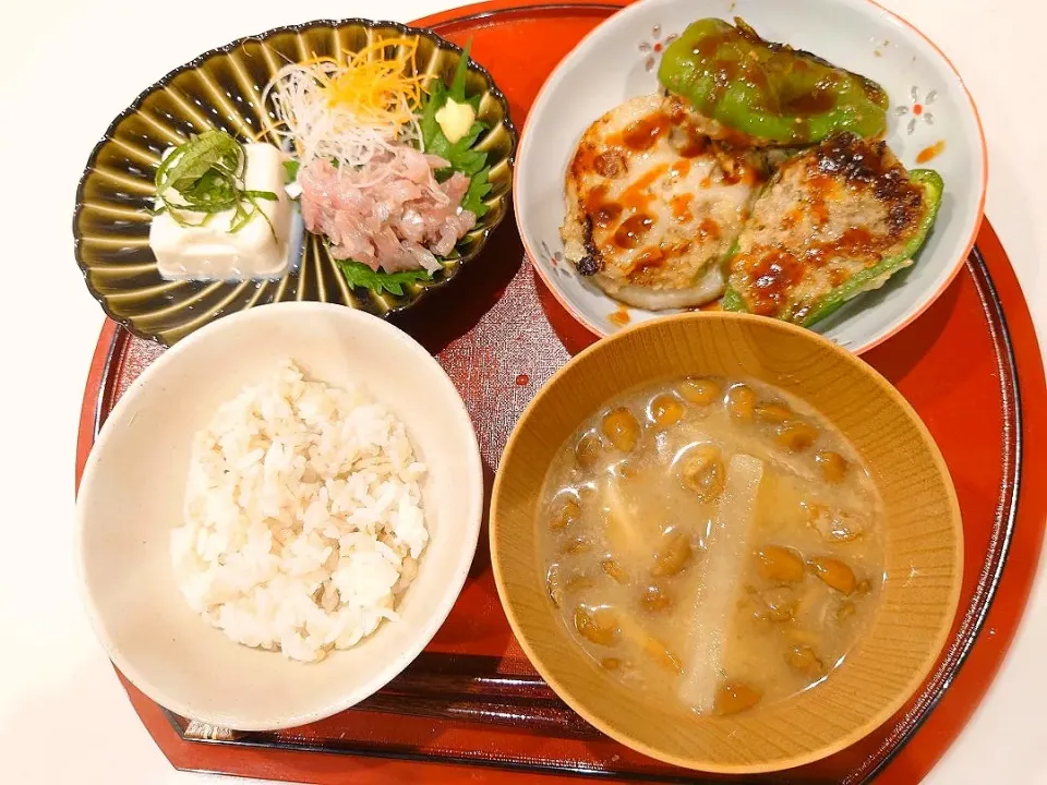 Snapdishの料理写真:ピーマンと蓮根の肉詰め、アジのたたき、冷奴、なめこの味噌汁|sorsmdさん