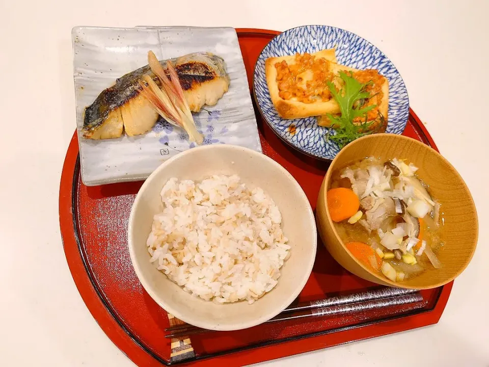 鰆の西京焼き、油揚げの納豆チーズ乗せ焼き、豚汁|sorsmdさん