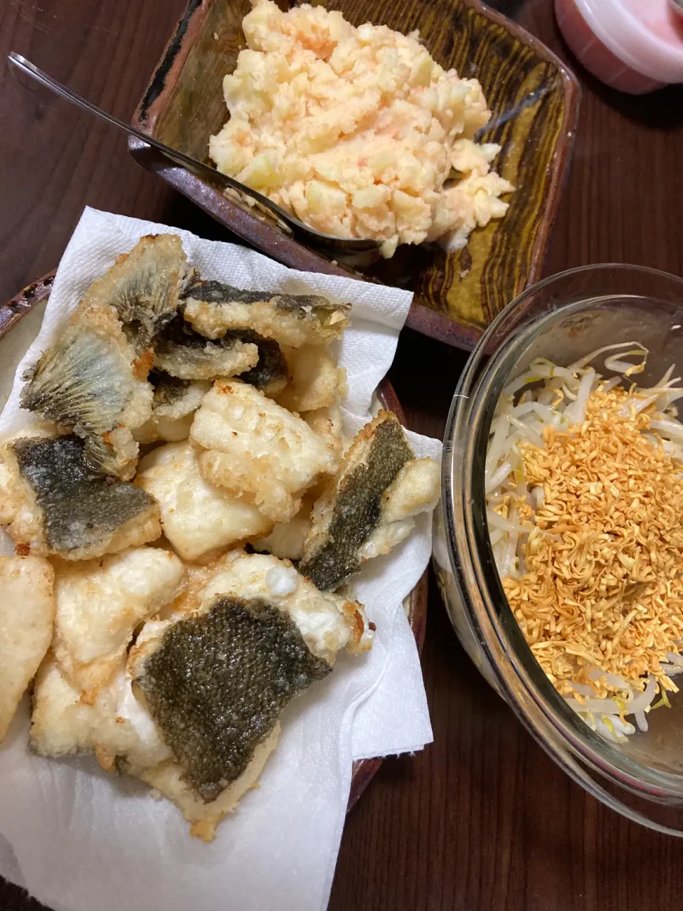 5月17日晩ご飯。友達が釣ったカレイをもらったので唐揚げ、骨せんべい、じゃが明太マヨ、もやしパリパリ。|あやさん