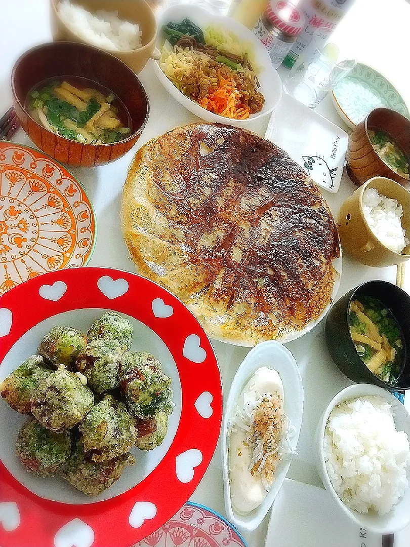 夕食(*^^*)
餃子🥟
チーズ入りちくわ磯辺揚げ
キャベツのナムルサラダ
冷やっこしらすのせ
お味噌汁(小松菜、油揚げ)|プリン☆さん