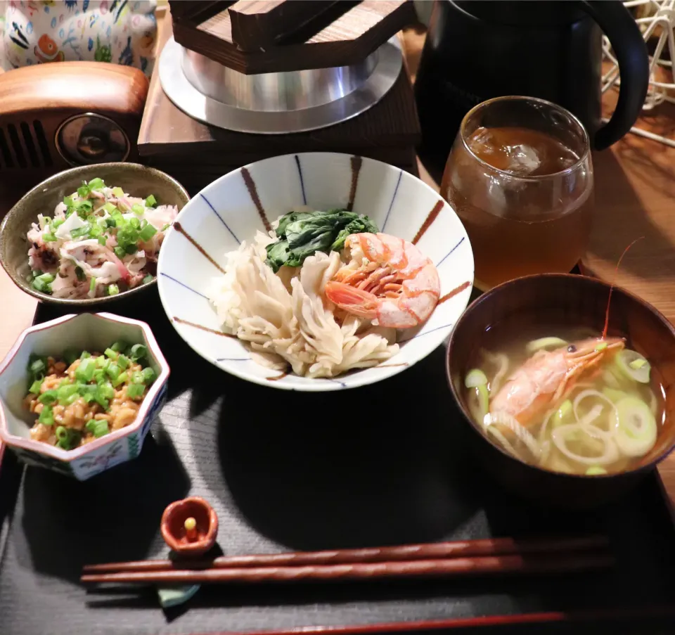 ・海老の釜飯・梅肉サラダ・納豆・海老の頭のお味噌汁|まぁちゃんさん