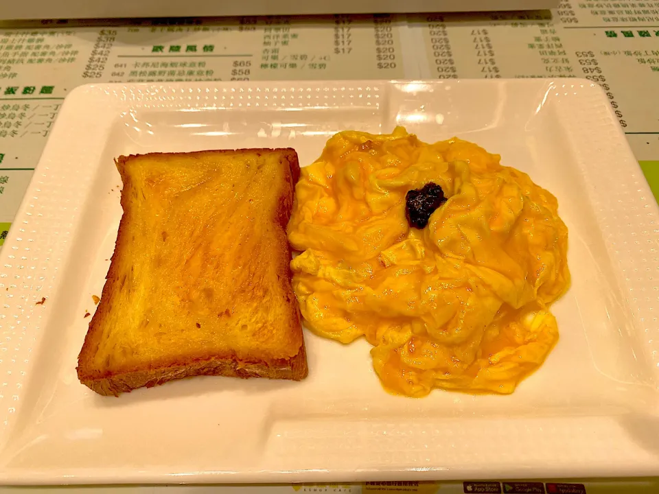 Scrambled eggs with truffle and toast|skyblueさん