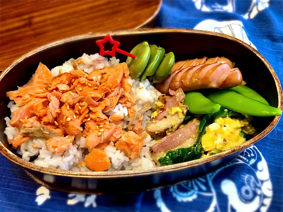 サラ弁　　　　　　　　　　　　　　　　　焼き鮭　鴨スモーク肉とピーマンの卵とじ　空豆　ウインナー|じゅんさんさん