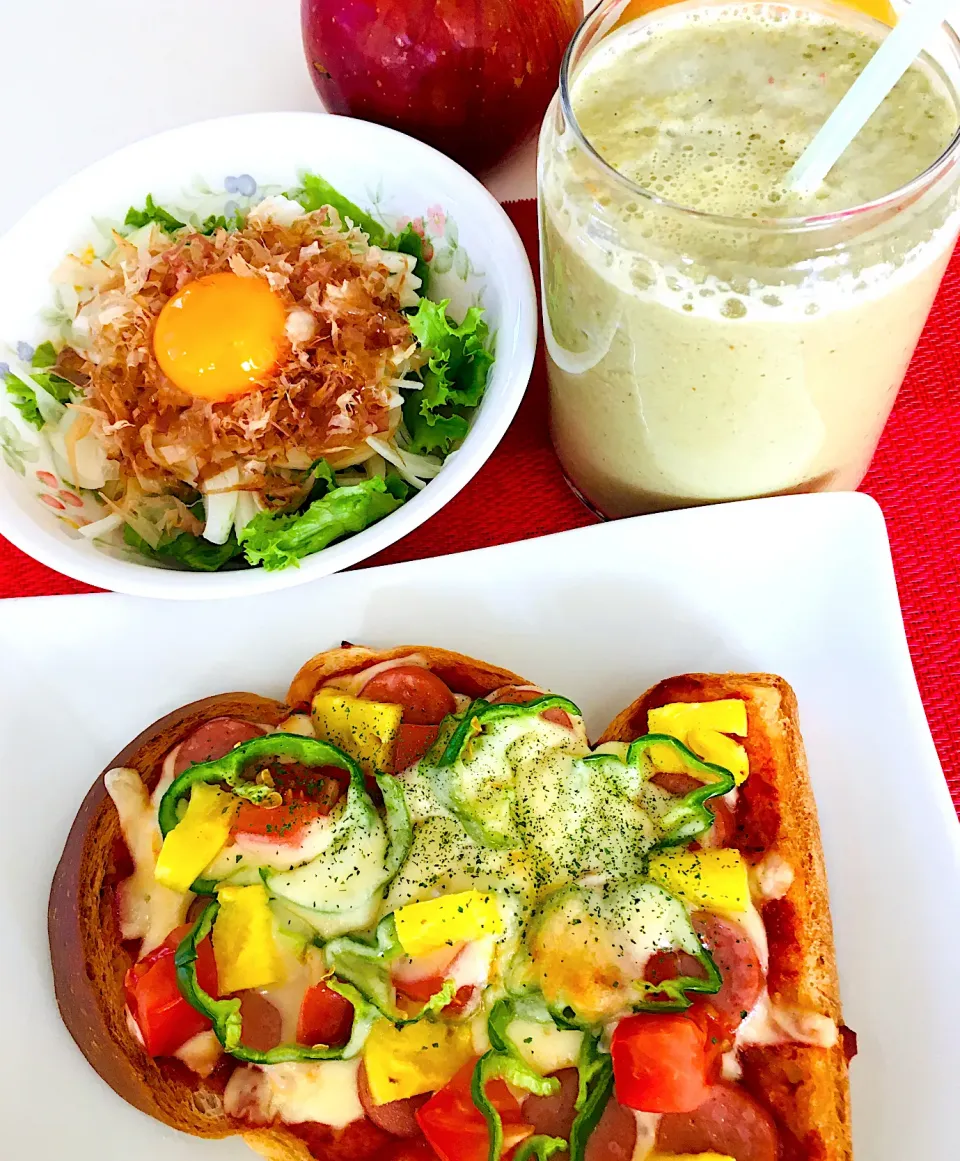 ハッピーモーニングセット😋🙏ピザトースト🍕新玉ねぎ鰹節黄身乗せサラダ🥗パワフルスムージー^_^💪💖|HAMI69さん