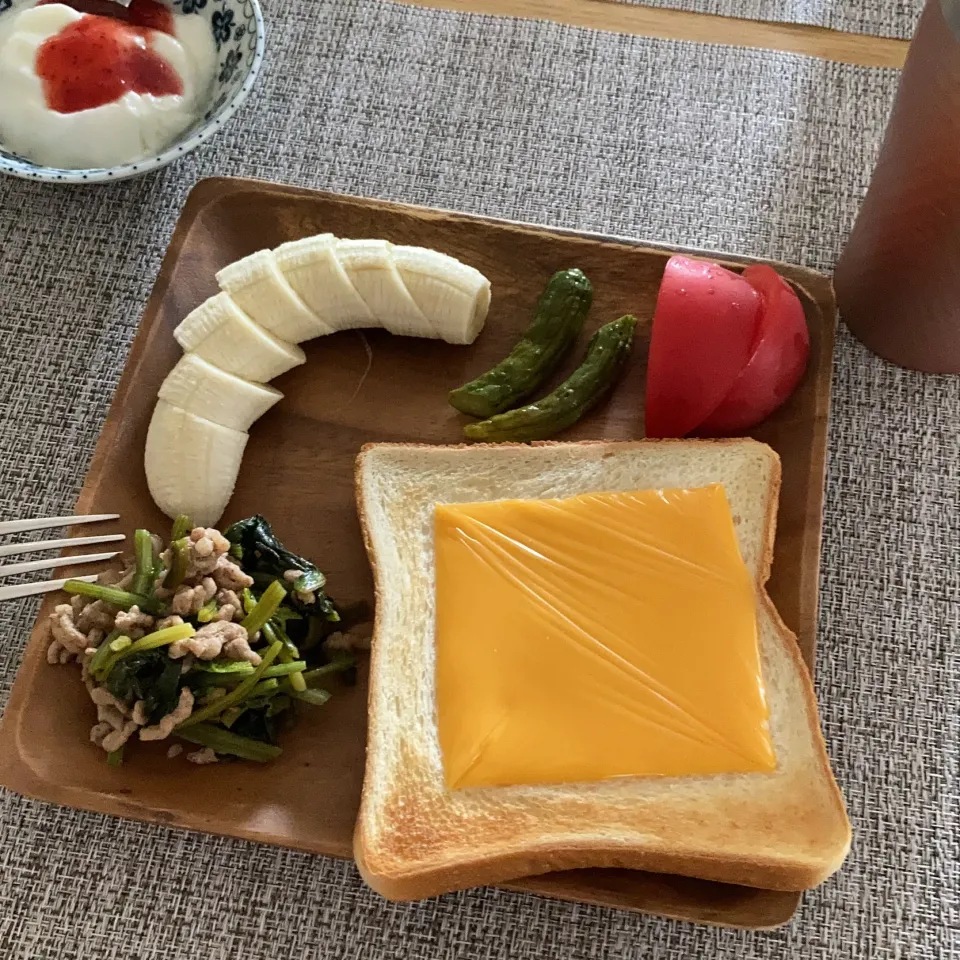 チーズトーストで朝食|ツインうさぎさん