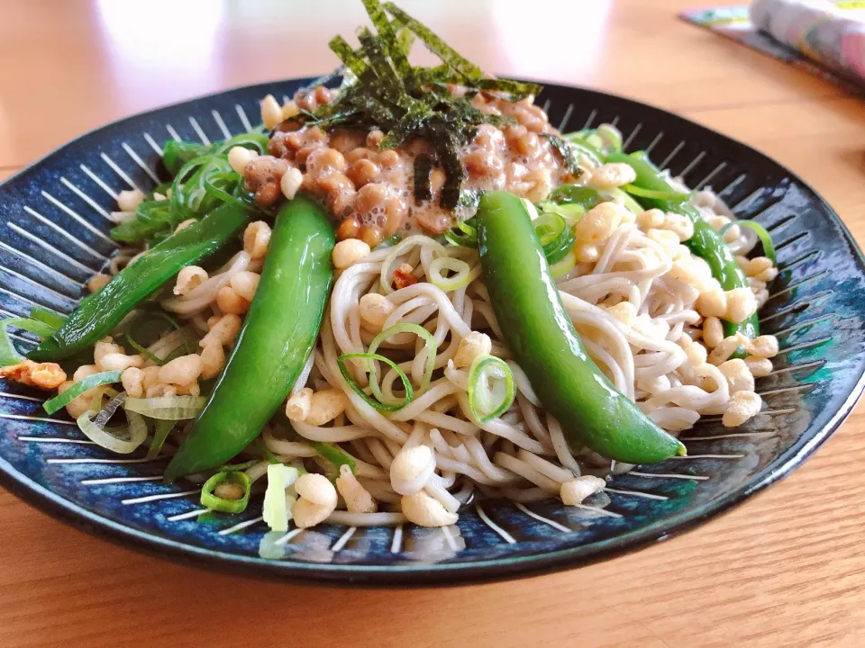 Snapdishの料理写真:蕎麦に納豆、海苔、天かす、スナップエンドウのせてダシをぶっかけ😁|海斗さん