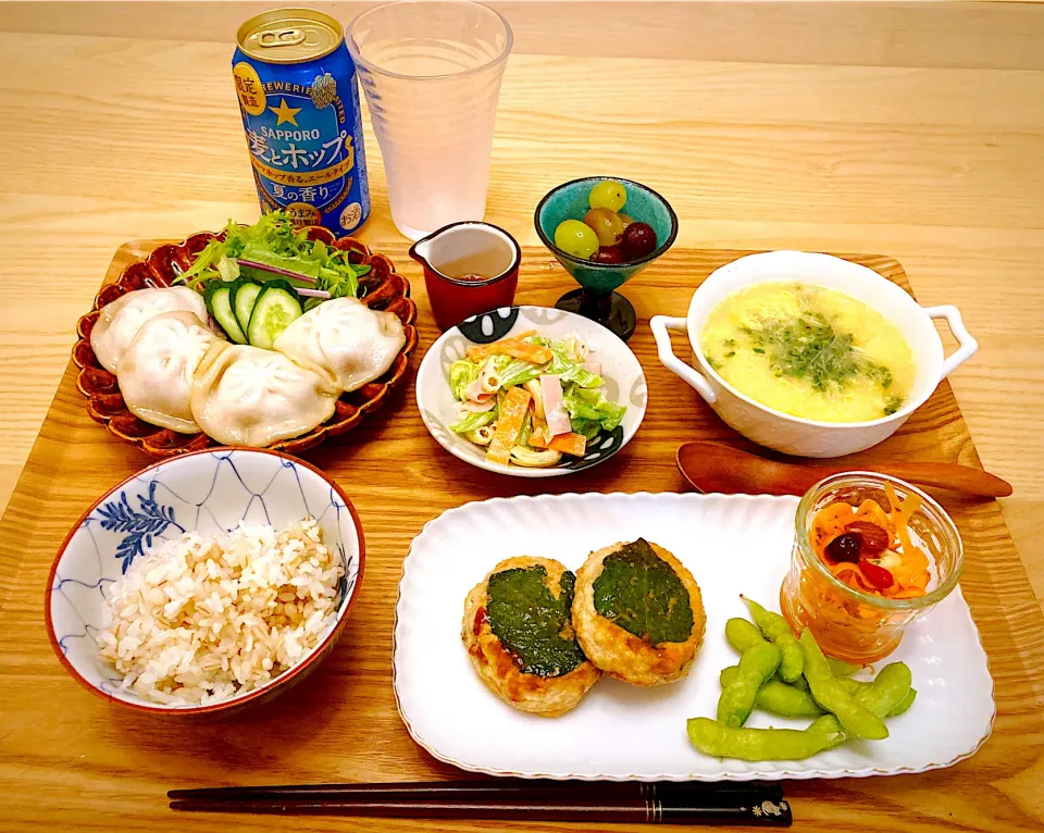 今日の夕食　豆腐ハンバーグ　焼き小籠包　マカロニサラダ　キャロットラペ　枝豆　中華たまごスープ　もち麦ごはん　ぶどう|ふわ猫はなちゃんさん