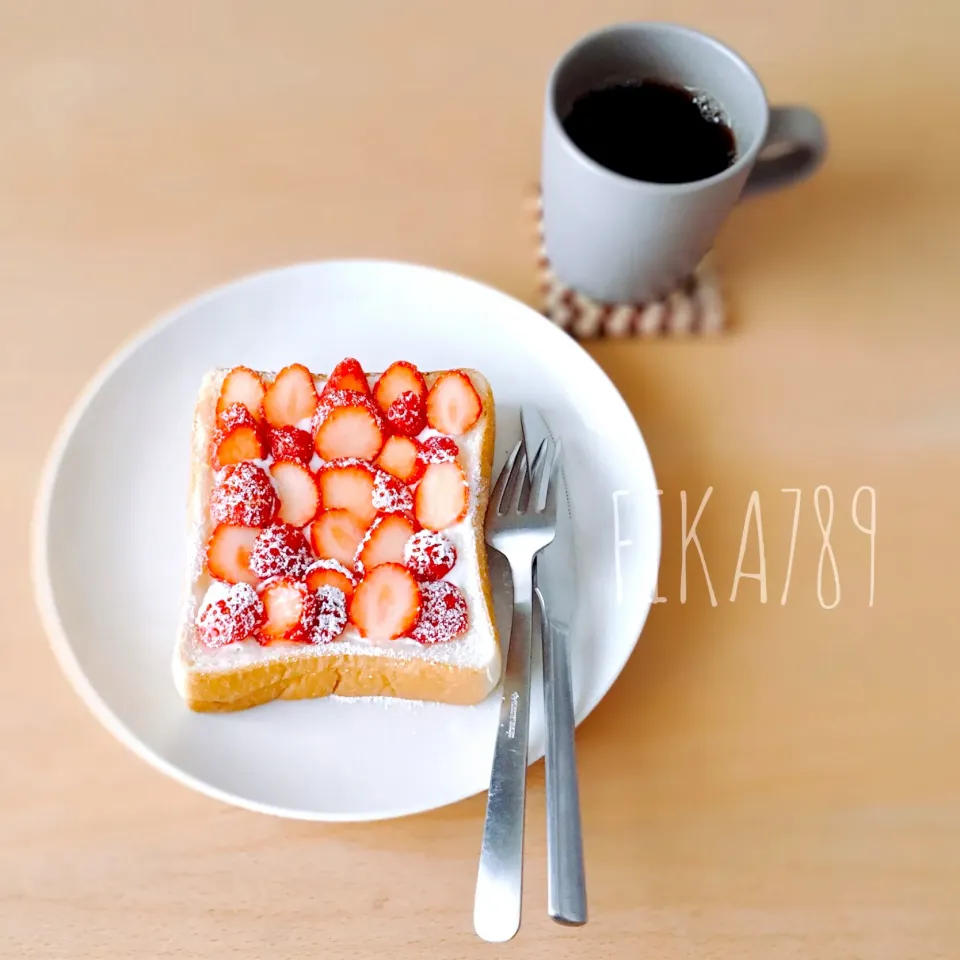 Snapdishの料理写真:ホイップクリームの代わりに　カッテージチーズで　苺トースト|FIKA789さん