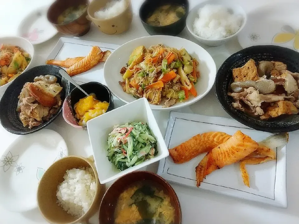 夕食(*^^*)
焼きビーフン
煮物(豚肉、五目厚揚げ、こんにゃく)
ハラス焼き
きゅうりとカニカマのクリチあえ
黄金いか
お味噌汁(しらす、卵、ワカメ)|プリン☆さん