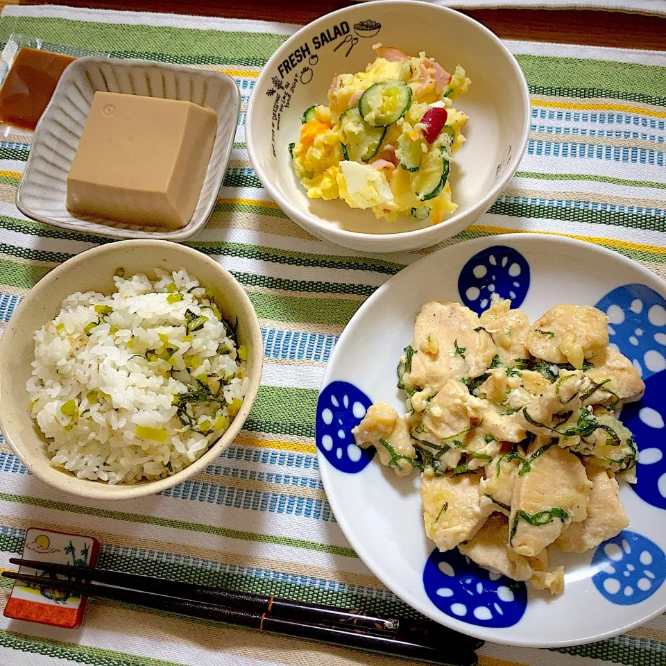 鶏胸肉と大葉の塩焼き、ポテサラ、胡麻豆腐、菜飯|ツインうさぎさん