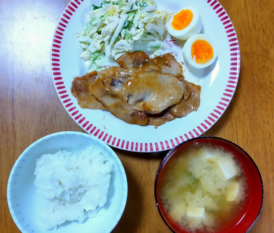 ５月２日　豚の照り焼き　白菜のシーザーサラダ　半熟卵　豆腐とわかめのお味噌汁|いもこ。さん