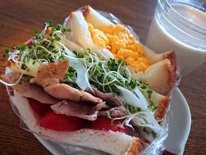 Snapdishの料理写真:サンドイッチ🍞
スクランブルエッグ
豚ロースと野菜
(ブロッコリースプラウト 玉葱 胡瓜 トマト)|たつかばさん