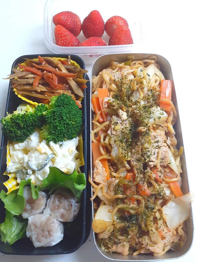 Snapdishの料理写真:☆中学生弁当☆弁当箱壊れました(泣)焼きそば、金平牛蒡、ブロッコリー、ポテトサラダ、焼売、苺|ｼｮｺﾗさん