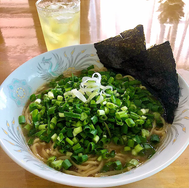 Snapdishの料理写真:朝ラー🍜青ネギラーメン|ガク魁‼︎男飯さん