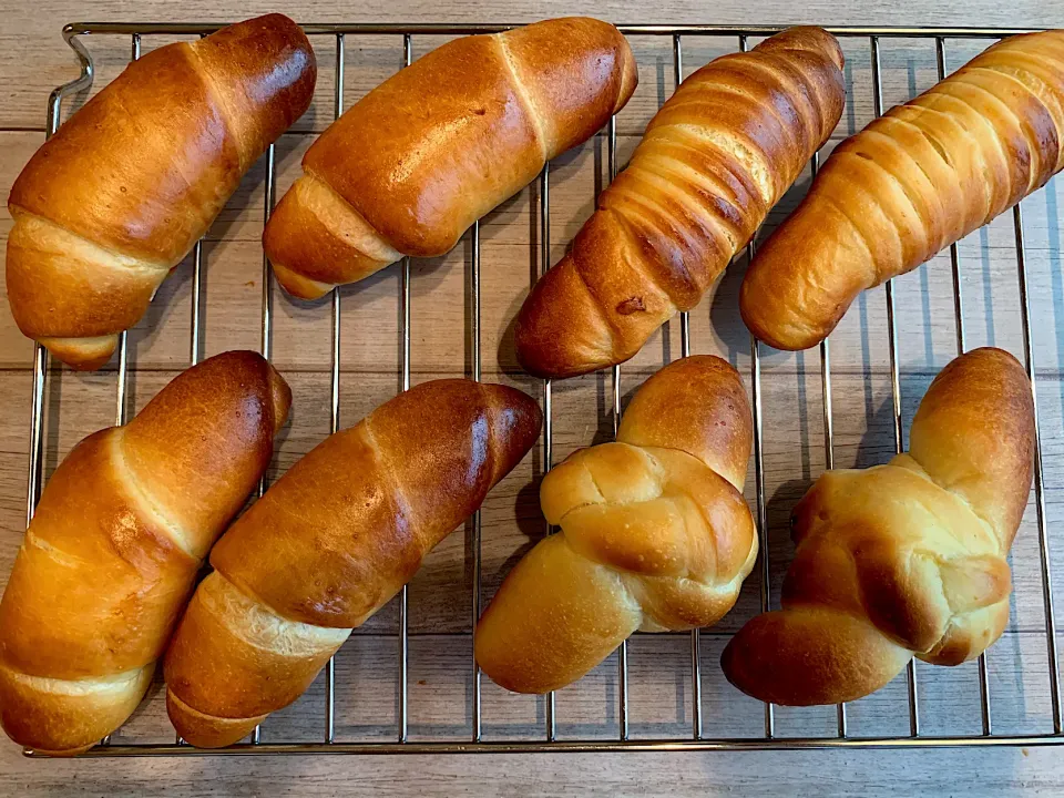 Snapdishの料理写真:いろんな形のロールパン🥐ウールロール・三つ編み|いちごさん