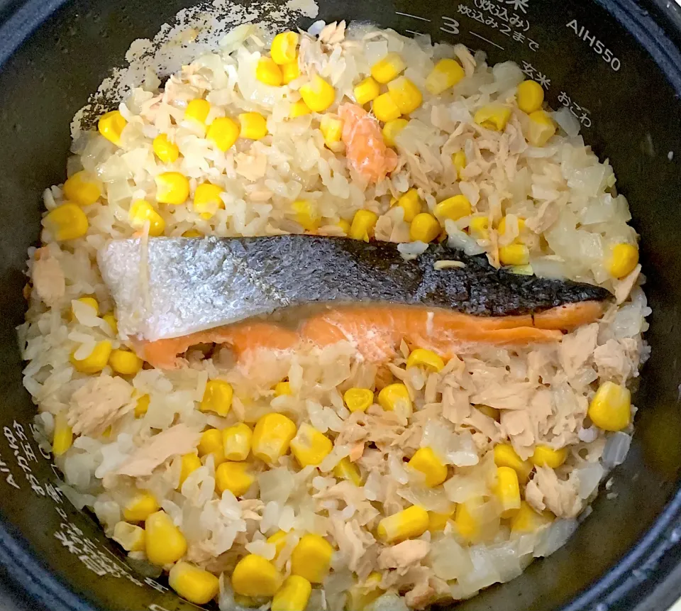 鮭とシーチキンのコーンバター炊き込みご飯|Walkerさん