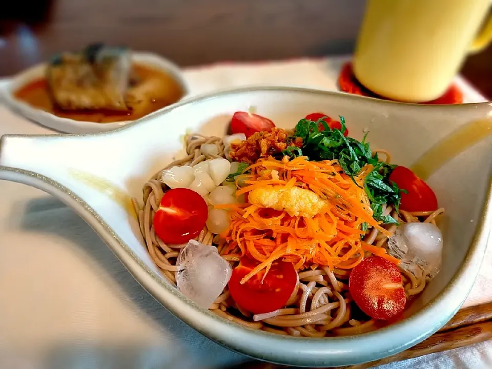 Snapdishの料理写真:昼ごはん　ヘルシーぶっかけ蕎麦🥕|みやこさん