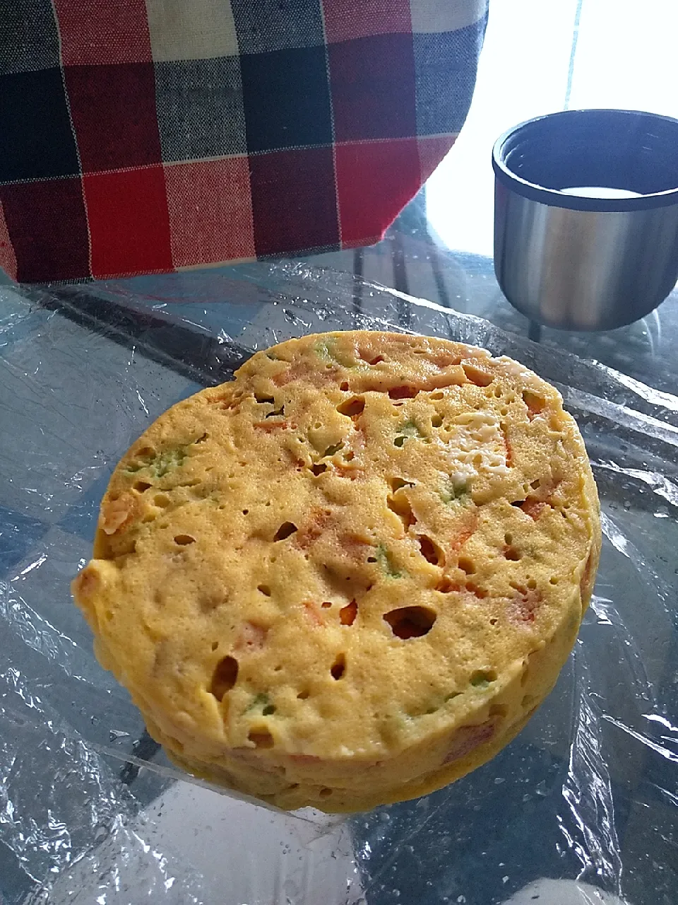 Snapdishの料理写真:今日のお昼ごはん
※おからパウダーのケークサレ風蒸しパン 
スキムミルクとブロッコリーとパプリカと人参とチーズ入り|れあMIXさん