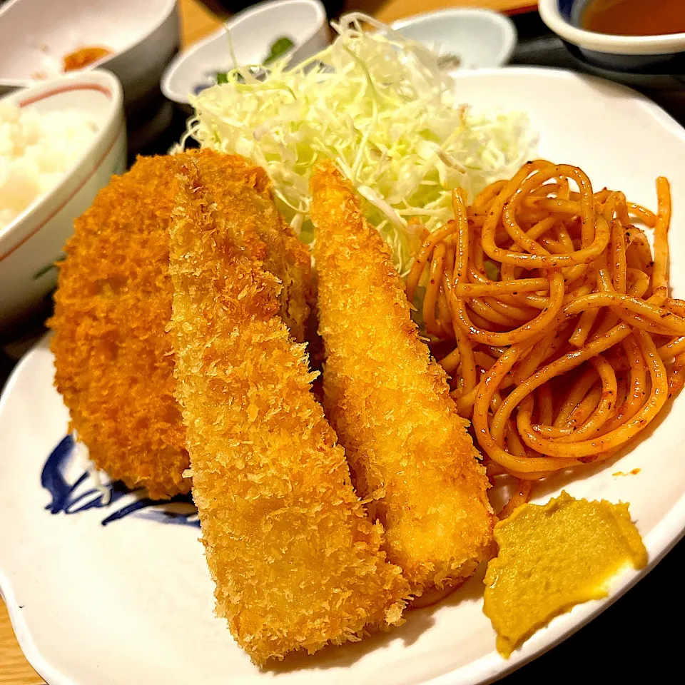 Snapdishの料理写真:メンチカツとイカフライ定食@のみた家三平(月島)|塩豚骨さん