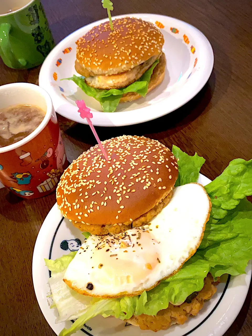 Snapdishの料理写真:ダブルハンバーガー🍔　目玉焼き🍳　きゅうりのピクルス🥒　カフェオレ☕️|ch＊K*∀o(^^*)♪さん