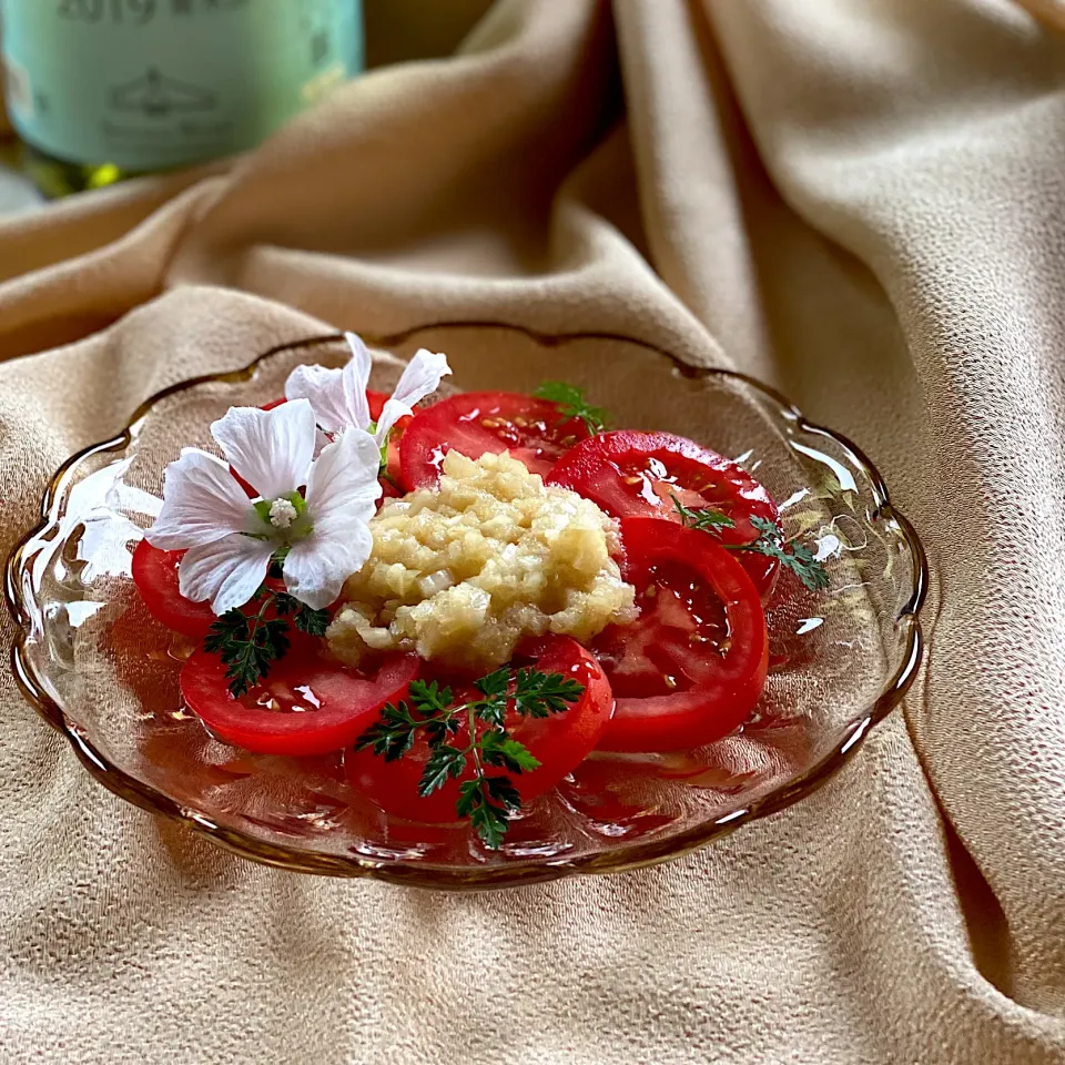 Snapdishの料理写真:🍚🧍‍♀️🌿香味野菜チャージ ①. 🍅トマトサラダ with 新玉ねぎのドレッシング|ゆきぽん@ゆきの家飲み料理さん