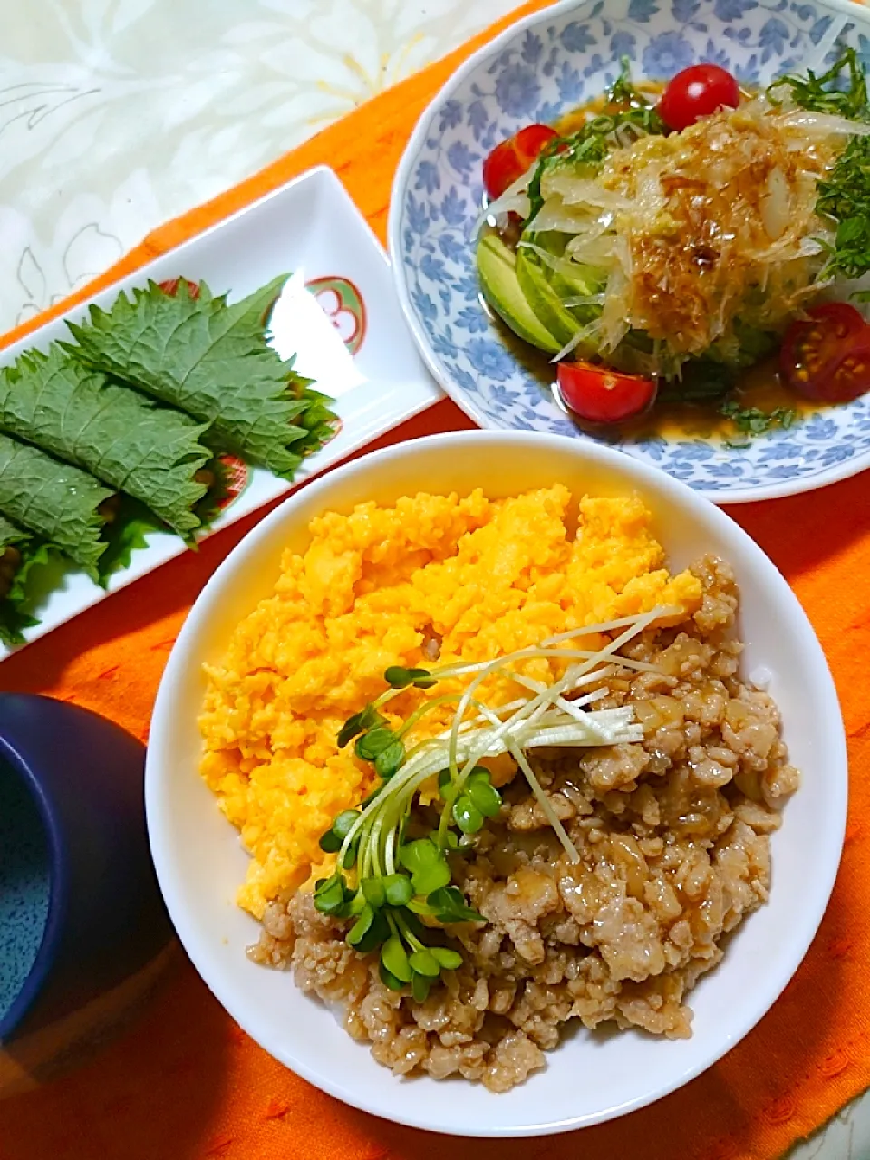 夕食です。
二色、三色丼？
アボカドサラダ|🍒ふみりん🍒さん