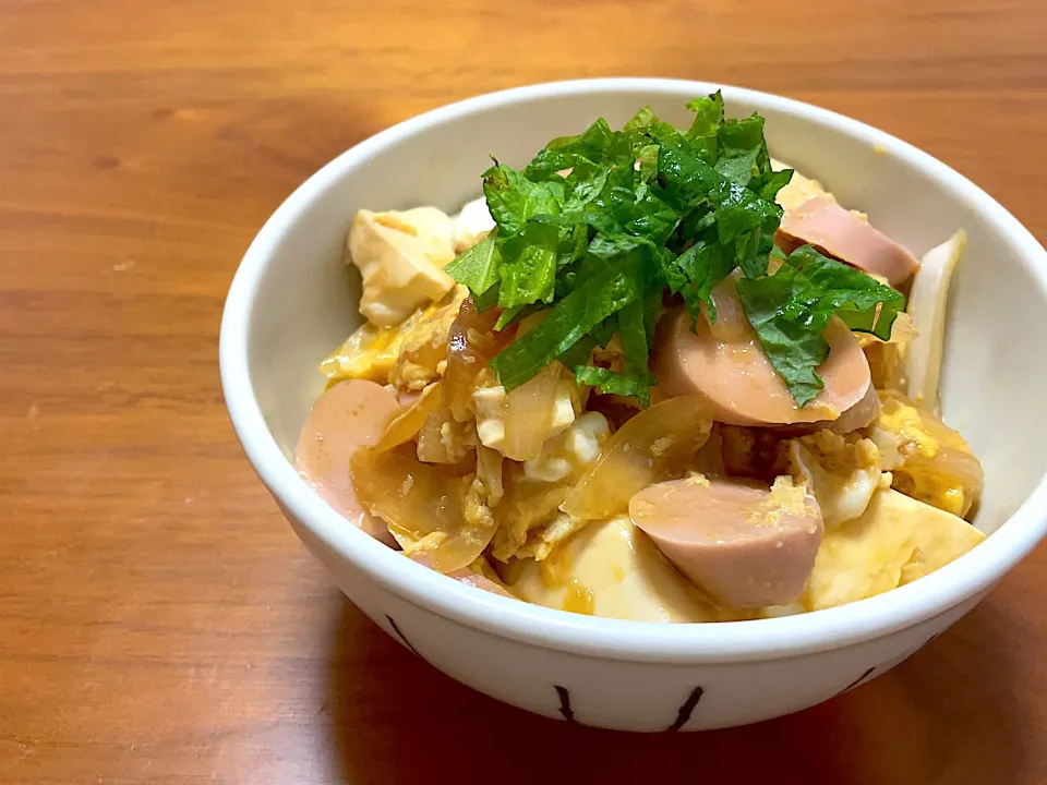 豆腐と魚肉ソーセージのお安い親子丼♪|まさん