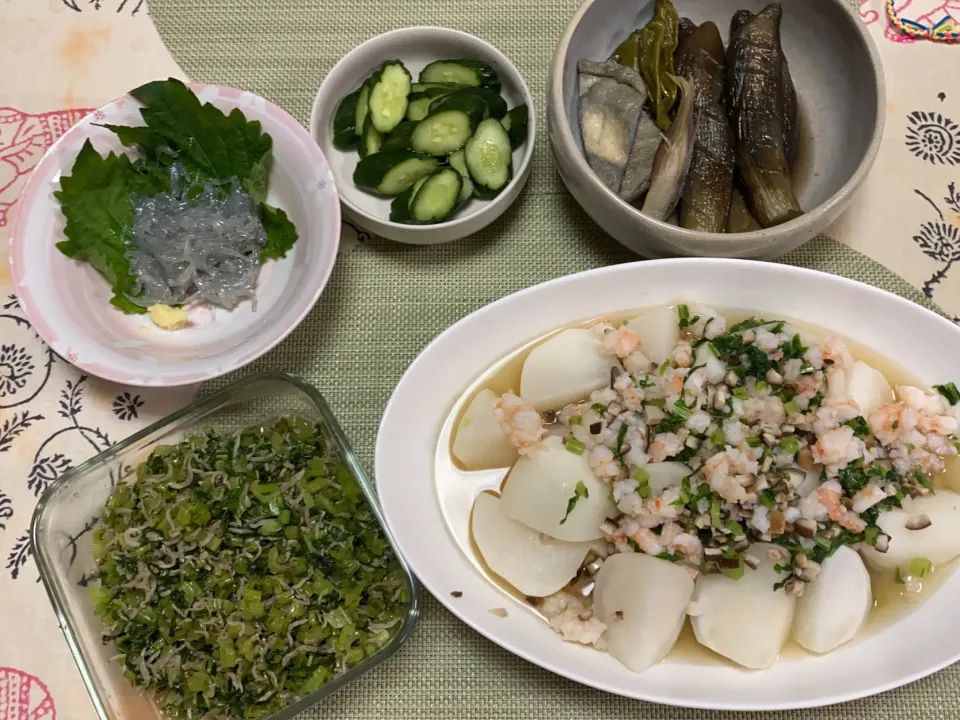 かぶの海老あんかけ、なすとししとうとみょうがの煮浸し、生しらす、かぶの葉じゃこ炒め、きゅうりのぬか漬け|peanutsさん