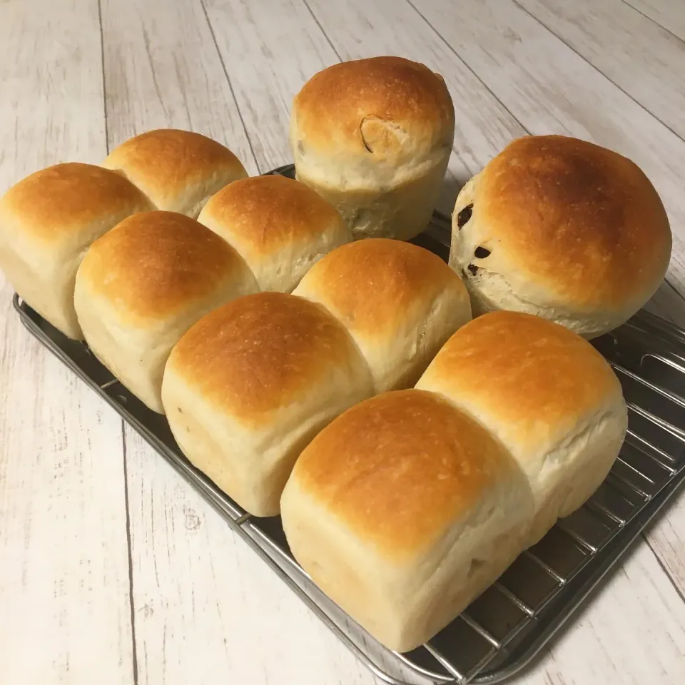 Snapdishの料理写真:ミニ食パンとミニレーズンパン|はるさん