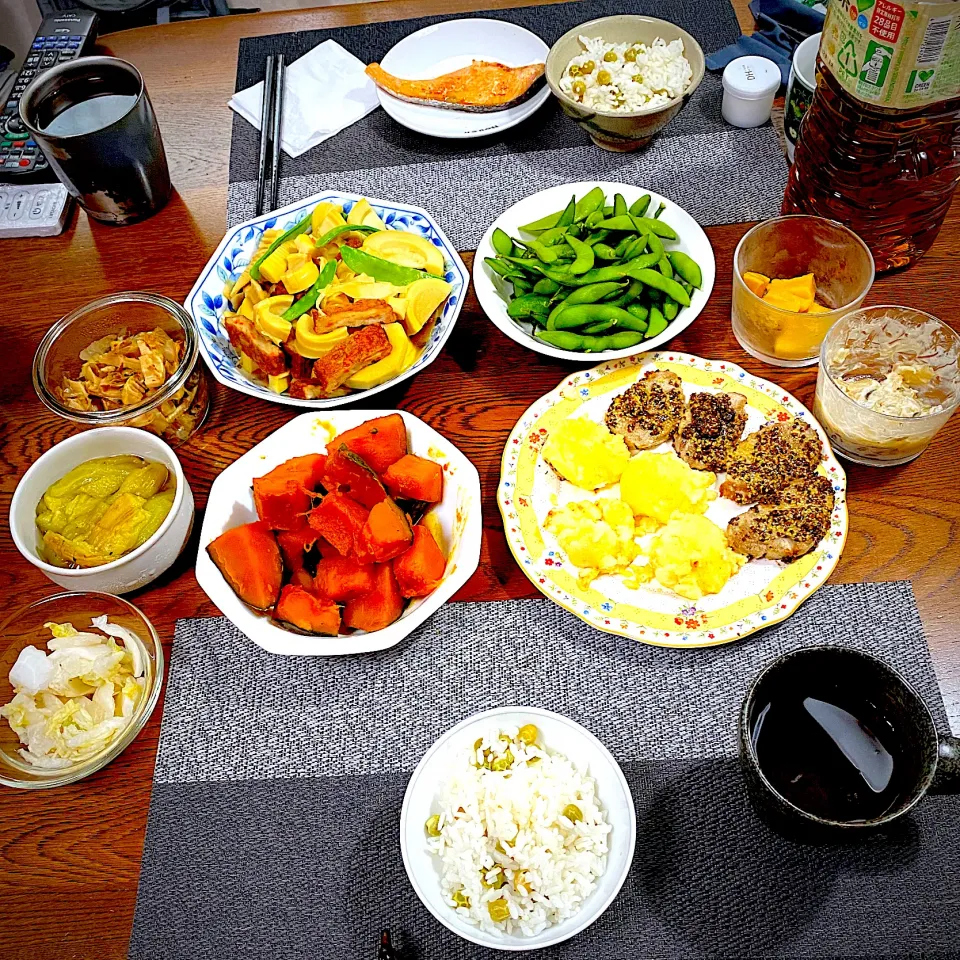 Snapdishの料理写真:豆ごはん、破竹と牛蒡天のダシ煮、南瓜の煮物、芋餅、塩鮭、、茹で枝豆、破竹のバター醤油焼き、|yakinasuさん