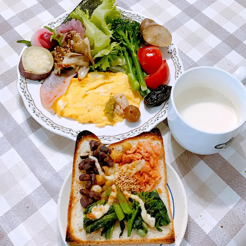 Snapdishの料理写真:今日の朝ごはん♪鮭と菜花と豆のマヨチーズトースト|riko30294さん