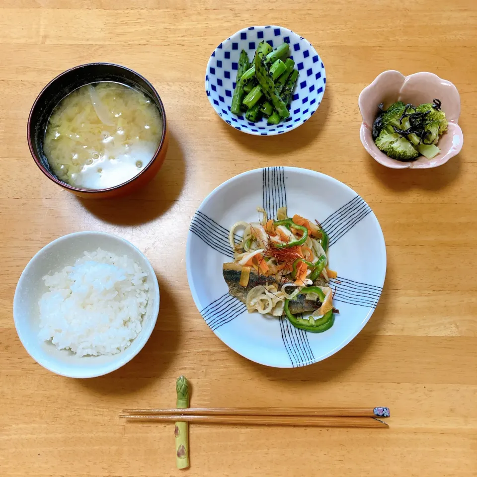 Snapdishの料理写真:鯵の南蛮漬けとアスパラのごま和え🐟ブロッコリーの塩こんぶ和え🥦|ちゃみこさん