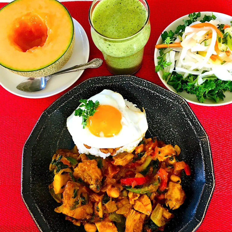 ハッピーモーニングセット😋💪242日目の朝カレー😋✌️💖たっぷり野菜のスパイスチキンカレー🍛納豆、目玉焼き🍳たっぷりパセリと新玉ねぎサラダ🥗たっぷりパセリ、生卵二個入りスムージー🤗💪頂いた茨城産赤肉メロン🍈美味かった^_^💖ありがとう🙏今日も完食笑笑💪🤗満腹〜^_^幸せ💖|HAMI69さん