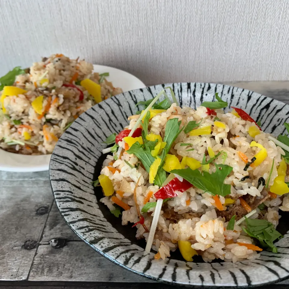 Snapdishの料理写真:たくあんで彩りと食感＋の牛肉とゴボウの混ぜ寿司|らぴすらずり(らぴ)さん