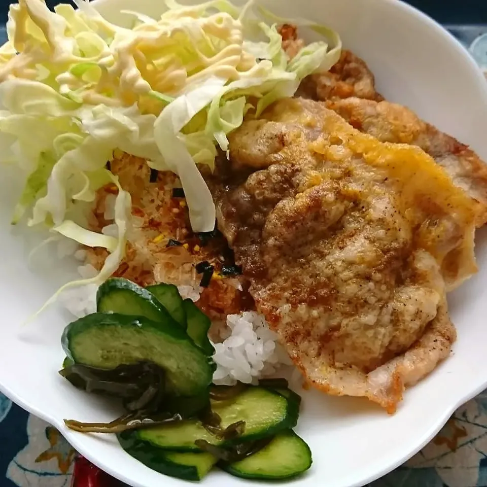 お昼は、ピカタ丼🐷|しまだ ちえこさん