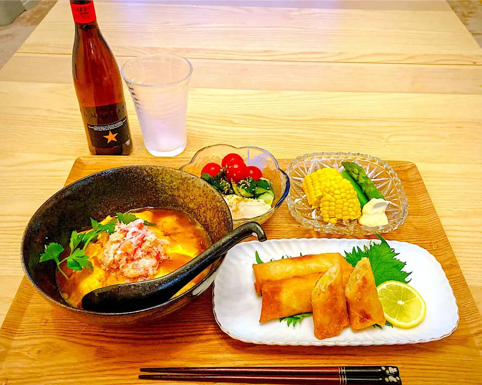 今日の夕食　天津飯　春巻き　きゅうりとトマトとわかめと蒸し鶏の中華サラダ　とうもろこしとアスパラ|ふわ猫はなちゃんさん