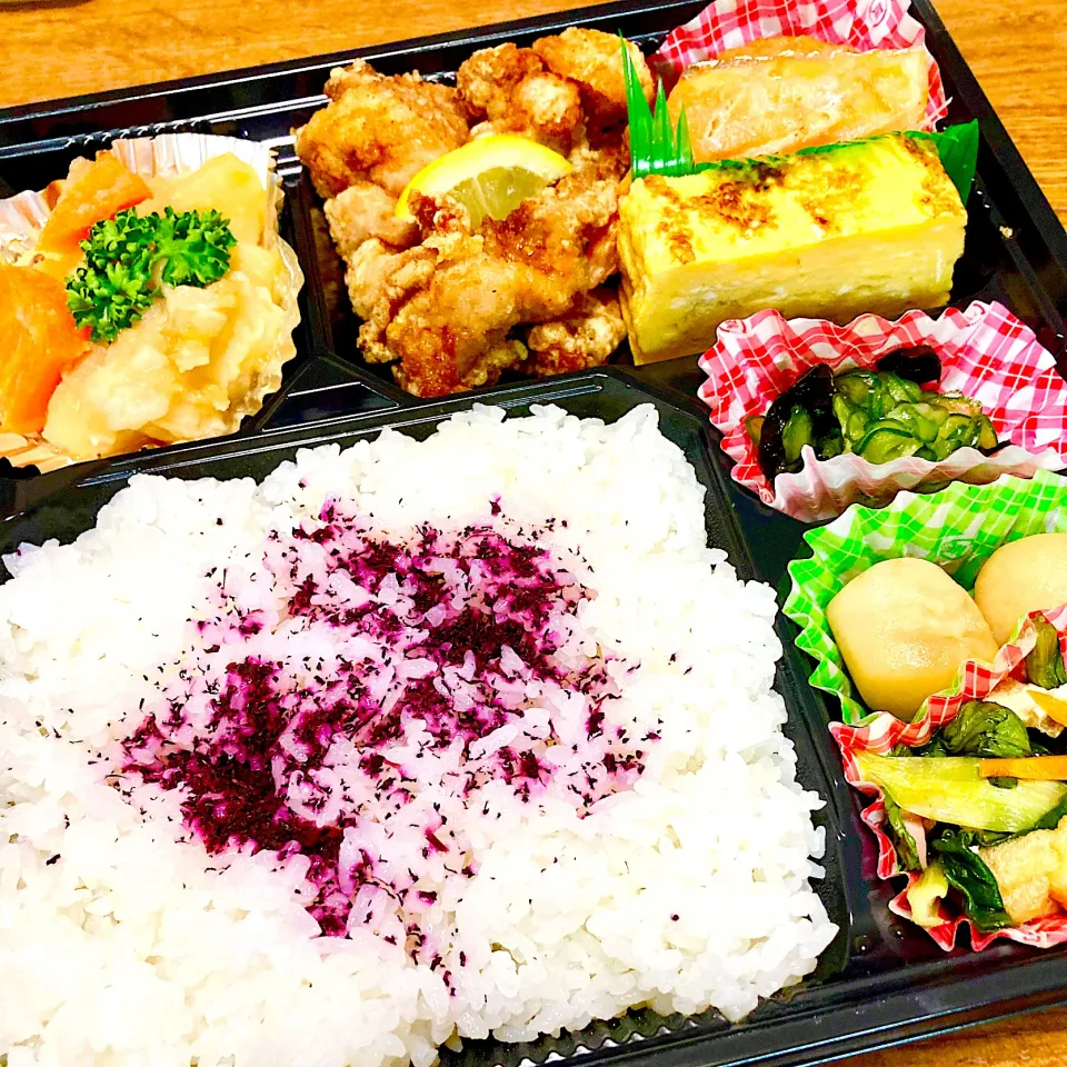 Snapdishの料理写真:地元のお店の手作り弁当🍱|まいりさん