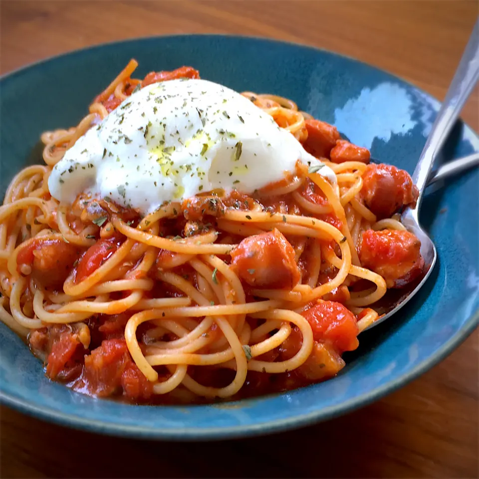 トマトパスタのブッラータ乗せ🍅🧀|べべべさん