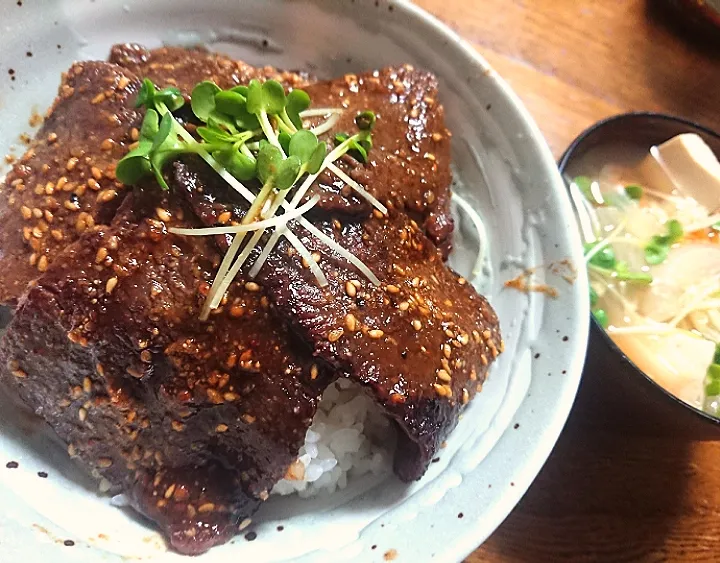 焼き肉丼
野菜と豆腐のお汁|たつかばさん