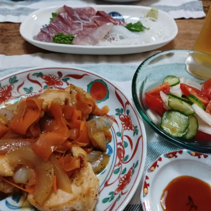 Snapdishの料理写真:鶏むね肉新玉葱人参の照り煮とお刺身の夕食|ぱいんてーるさん