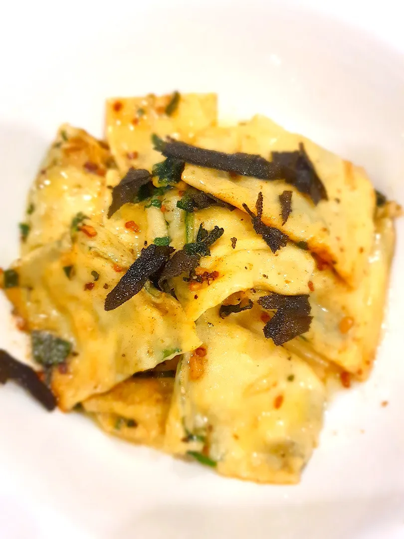 Spinach and ricotta ravioli with sage butter|YCさん