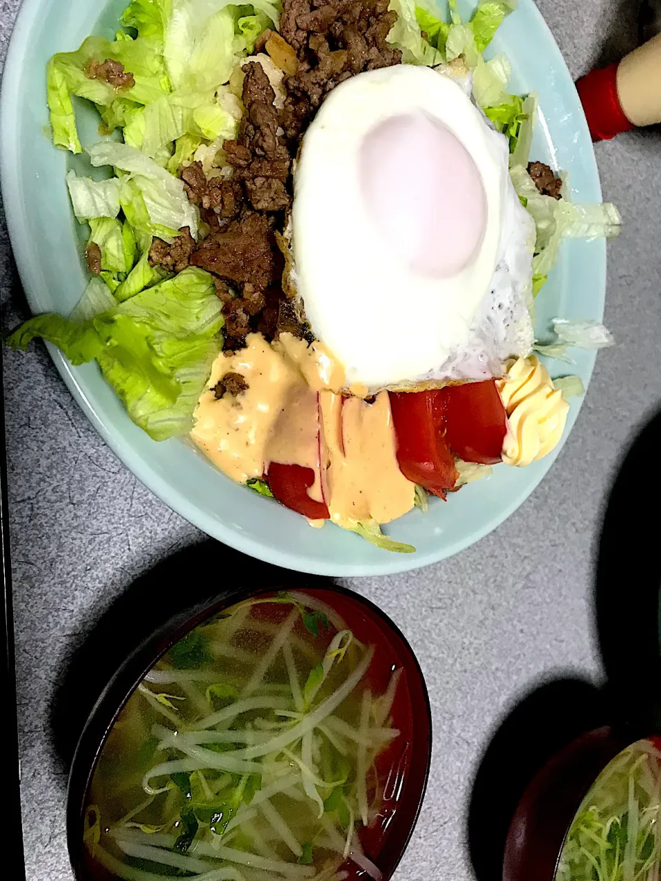 ビッグマックと宮とフラガの味がする #夕飯　もやしスープ、玉子挽肉レタストマトやわらか玄米ご飯丼(サウザンアイランドドレッシング、マヨ)|ms903さん