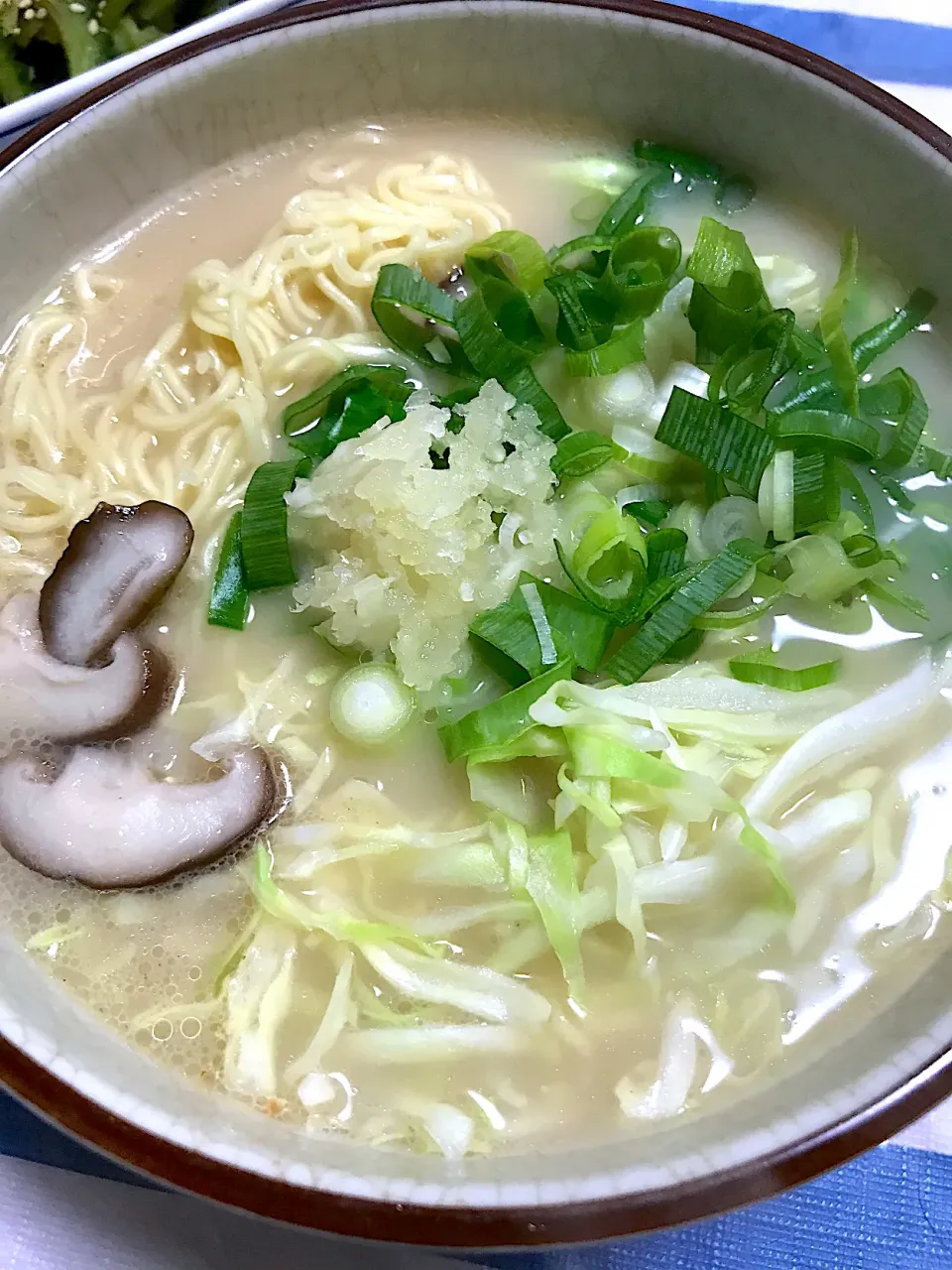 マルちゃん正麺豚骨味　火を止めた鍋にキャベツ千切り投入　ネギとニンニクトッピングしたら名店の味　焼豚があれば完璧|カピバラおやじさん