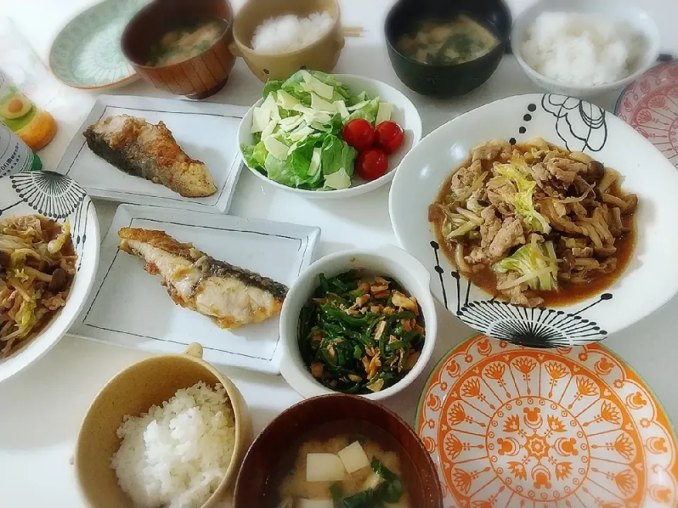 Snapdishの料理写真:夕食(*^^*)
豚肉野菜炒め
ぶりのカレー風味ソテー
無限ピーマン😁ツナ～🎵
サラダ🥗
お味噌汁(ほうれん草、油揚げ、豆腐)|プリン☆さん