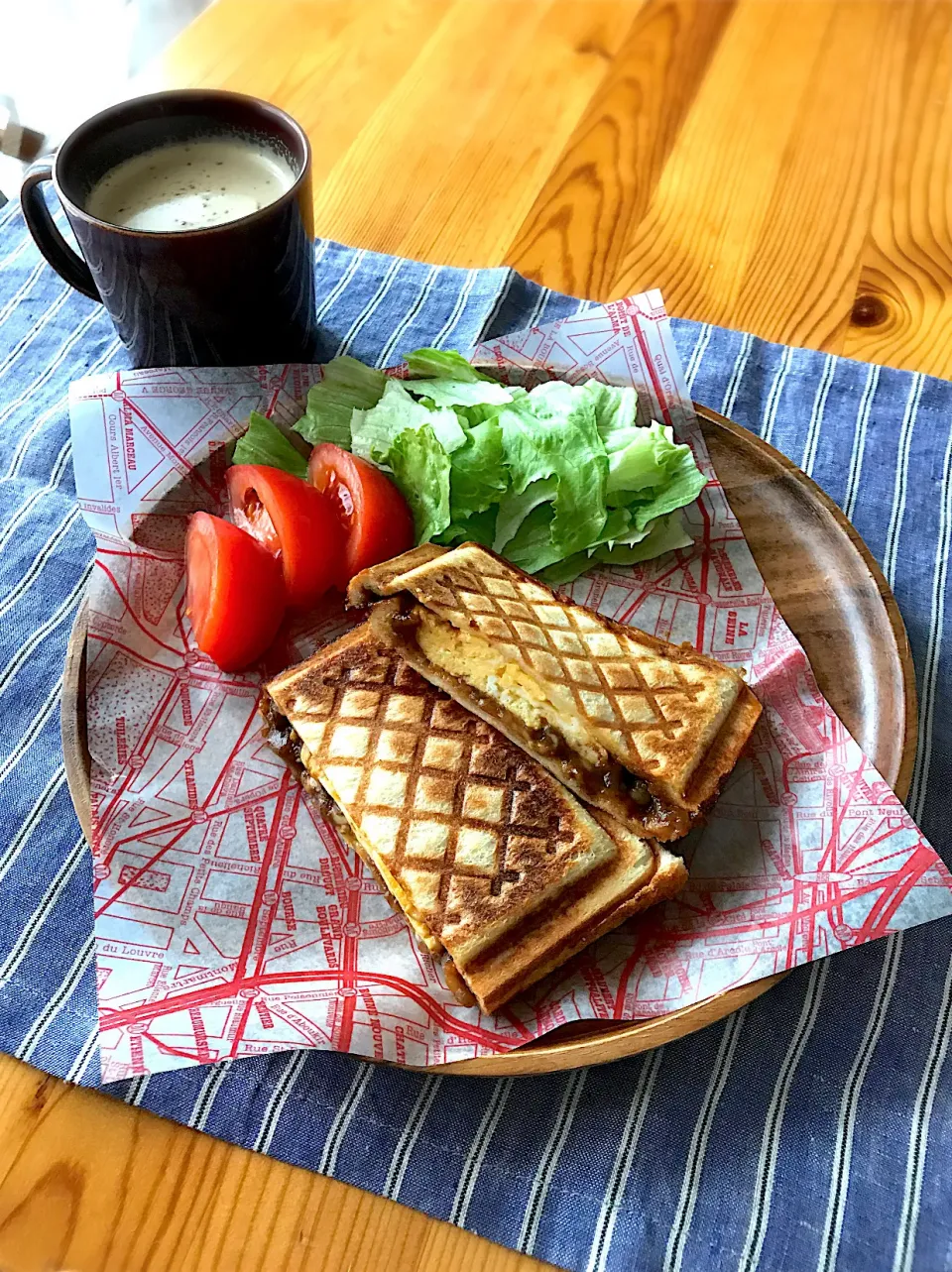 ハッシュドビーフオムレツのホットサンド、サラダ、カフェオレ|sayaさん