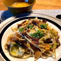 Snapdishの料理写真:春野菜とホタルイカのアンチョビソースパスタ🍝