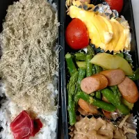 Snapdishの料理写真:冷蔵庫に残ってる物で作った弁当
★えのきのバター醤油いため
★ウインナー・アスパラ・じゃがいも・ピーマン炒め
★大豆入りひじき|芽亜里さん