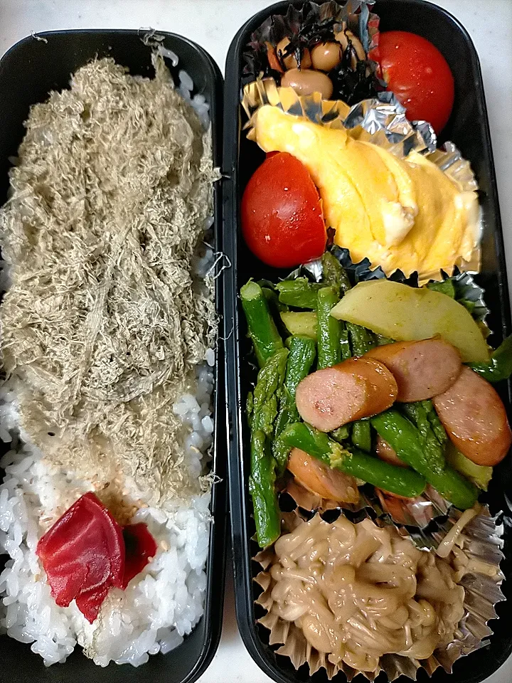 冷蔵庫に残ってる物で作った弁当
★えのきのバター醤油いため
★ウインナー・アスパラ・じゃがいも・ピーマン炒め
★大豆入りひじき|芽亜里さん