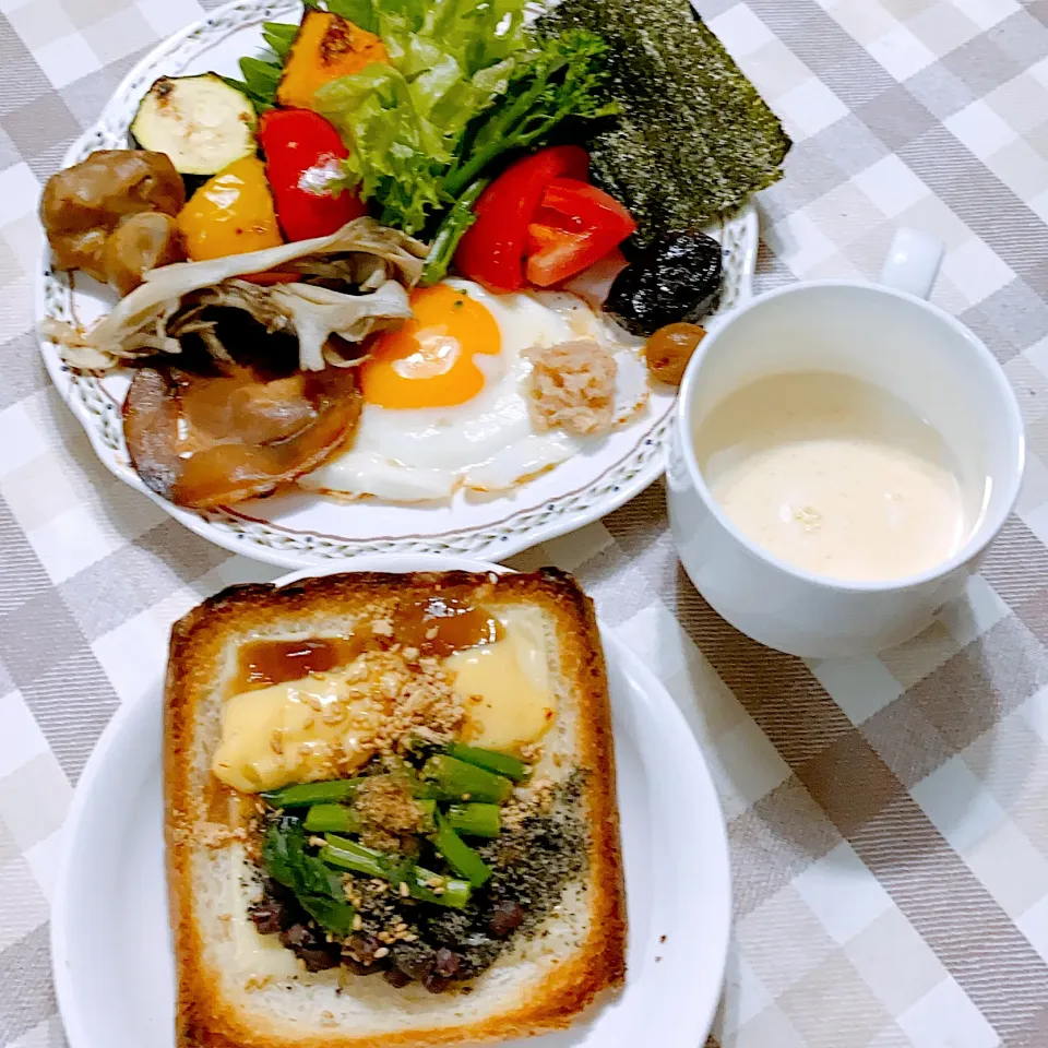 今日の朝ごはん♪胡麻たっぷり！小豆ときな粉とプリンとハチミツと菜花を欲張ってのっけてみたチーズトーストです(^^;)|riko30294さん